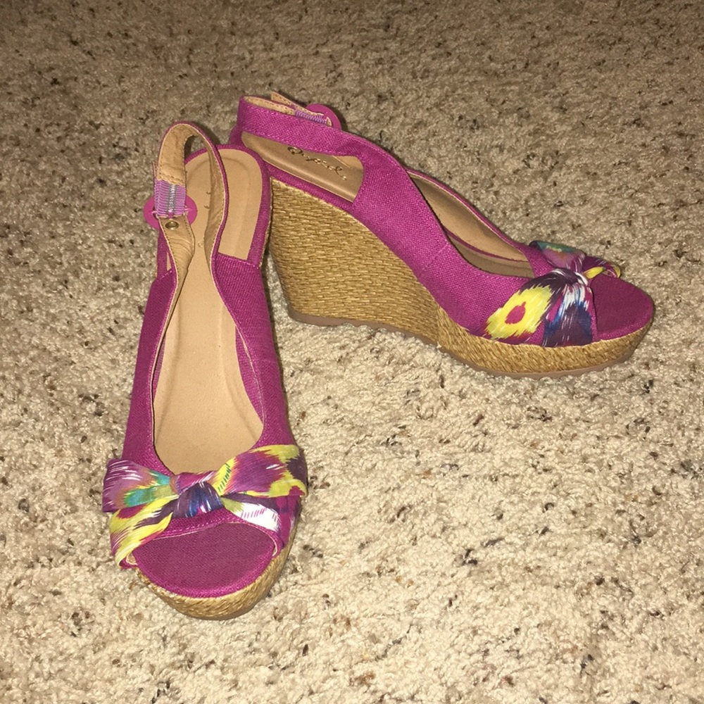 Burgundy wedges